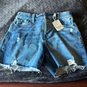 BRAND NEW denim boyfriend short